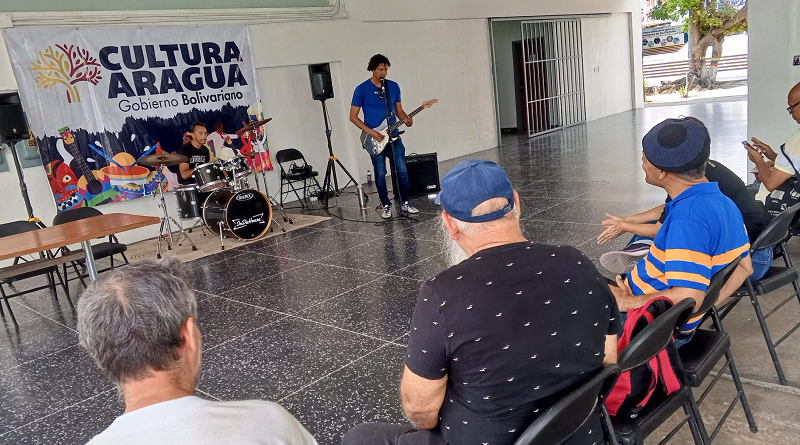 «Poesía en la Casa» cautiva a los maracayeros con el poder de la palabra